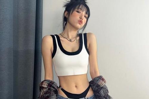 Mốt quần cạp trễ của sao nữ gây tranh cãi