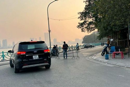 Nhan nhản bãi xe 'lậu', thu giá cao ngất ở Hà Nội