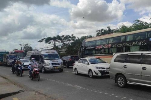 Sóc Trăng ùn tắc kéo dài ở Quốc lộ 1 do du khách hành hương