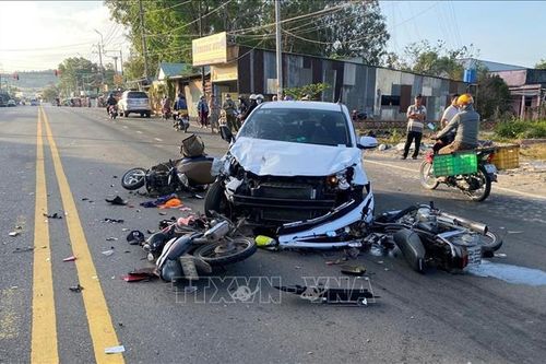 Ô tô va chạm 3 xe máy ở Phú Quốc làm 2 người tử vong và 5 người bị thương