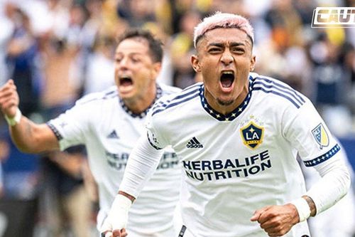 FIFA không cho Barca chiêu mộ Julian Araujo