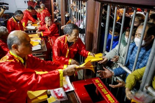 Người dân đội mưa, chen lấn xô đẩy lấy ấn đền Trần