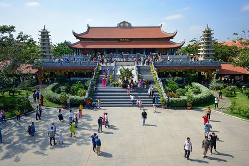 Người dân TP.HCM đi chùa cầu an ngày rằm tháng Giêng