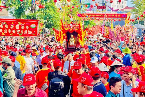 Hàng vạn người tham gia Lễ rước kiệu Bà Thiên Hậu ở Bình Dương