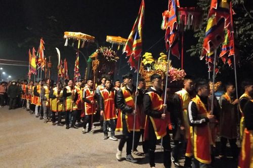 Tương truyền, Đức Thánh Tản sinh đúng ngày Rằm tháng Giêng