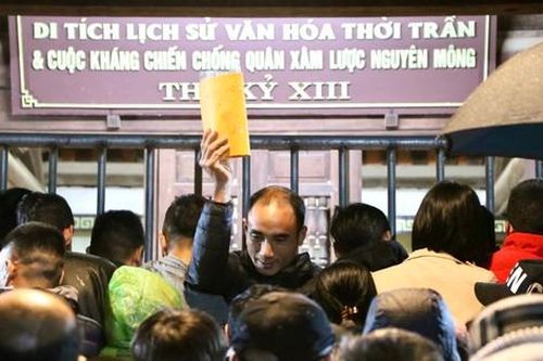 Chờ hơn 5 tiếng dưới mưa mới được cầm trên tay ấn lộc đền Trần