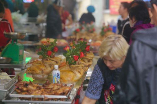 'Đội mưa' đi chợ từ tờ mờ sáng mua đồ cúng Rằm tháng Giêng