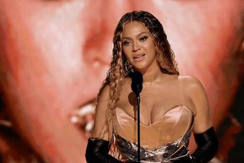 Idol lập kỷ lục thắng Grammy nhiều nhất lịch sử nhưng fan của Beyoncé vẫn không vui nổi