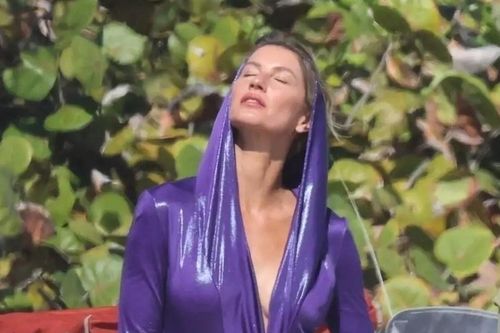 Thân hình của siêu mẫu Gisele Bundchen ở tuổi 42