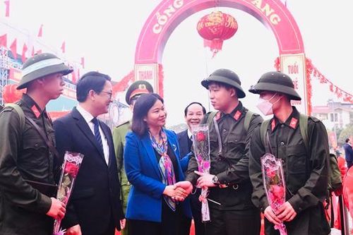 Phó Bí thư Thường trực Thành ủy Nguyễn Thị Tuyến dự Ngày hội tòng quân