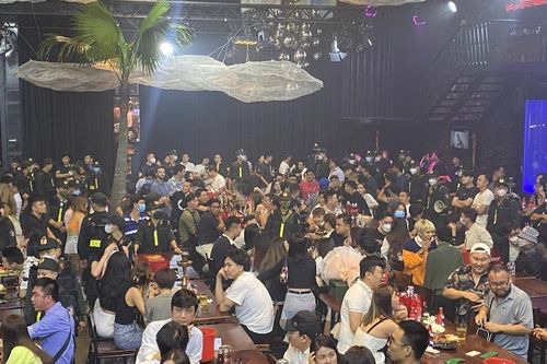 Đột kích quán Beer Garden Poc Poc, đưa hơn 400 người về trụ sở
