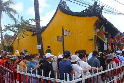 Xếp hàng dài, người dân 'đội nắng' chờ xin lộc Chùa Ông