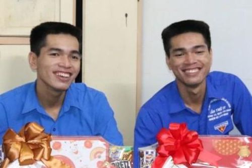 Tạm biệt giảng đường, anh em sinh đôi tình nguyện nhập ngũ