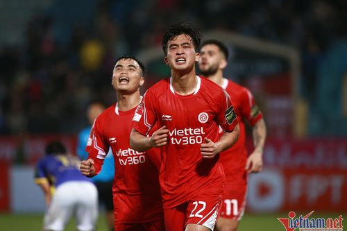 Sao trẻ Viettel nén đau ăn mừng bàn thắng