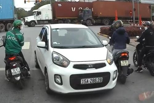 Hải Phòng: Kia Morning đi ngược chiều lao thẳng vào người dừng đèn đỏ để tiện rẽ