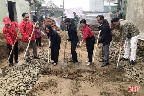 Hỗ trợ 100 triệu đồng xây 2 'nhà chữ thập đỏ' cho ngư dân nghèo ở Nghi Xuân