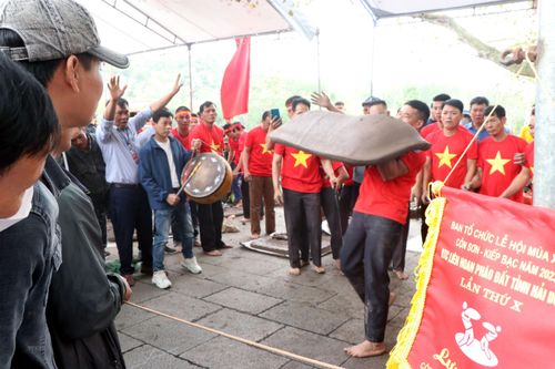 Hình ảnh liên hoan pháo đất trong lễ hội mùa Xuân Côn Sơn-Kiếp Bạc