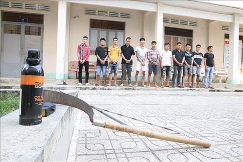 Tạm giữ 8 đối tượng mang hung khí đi đòi nợ thuê