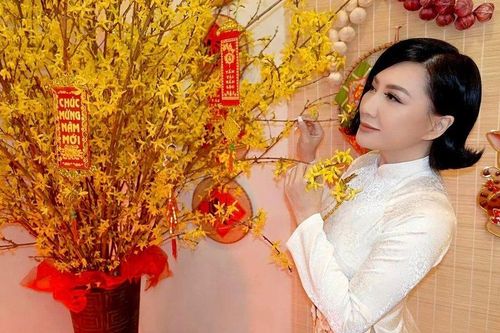 Con gái Phi Nhung tận tình chăm sóc vết thương cho vợ cũ Bằng Kiều
