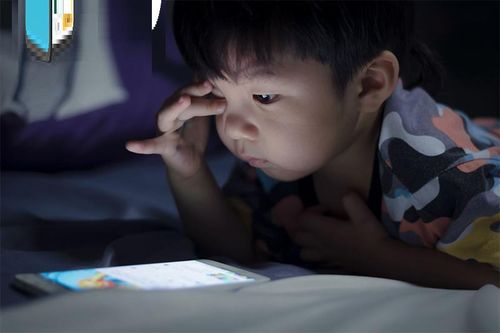 7 dấu hiệu trẻ đang xem điện thoại quá nhiều: Nháy mắt, lệch vai, số 3 mới là nặng nhất