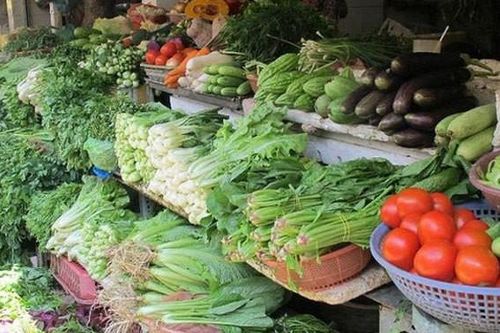 Giá rau củ tăng mạnh trở lại do thời tiết trở lạnh; giá thịt lợn và hải sản không biến động