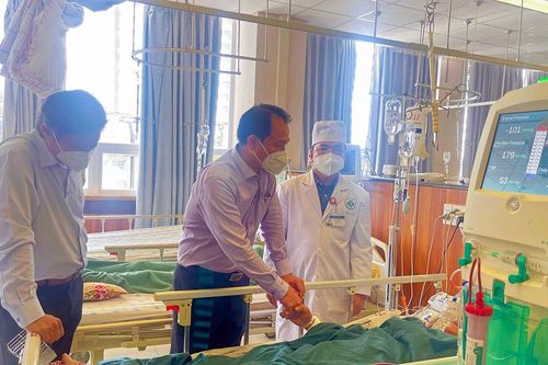 Giám đốc Sở Y tế An Giang Trần Quang Hiền thăm bệnh nhân bị ngộ độc đang điều trị tại Bệnh viện Đa khoa Trung tâm An Giang