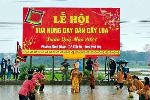 Phú Thọ: Sống động lễ hội Vua Hùng dạy dân cấy lúa