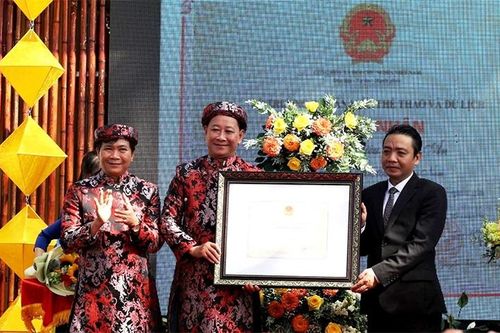 Lễ rước bằng công nhận lễ hội Nguyên tiêu Hội An là Di sản Văn hóa phi vật