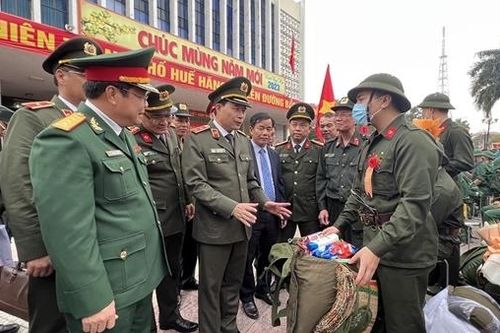 Thứ trưởng Lê Quốc Hùng dự lễ giao nhận quân tại tỉnh Thừa Thiên-Huế