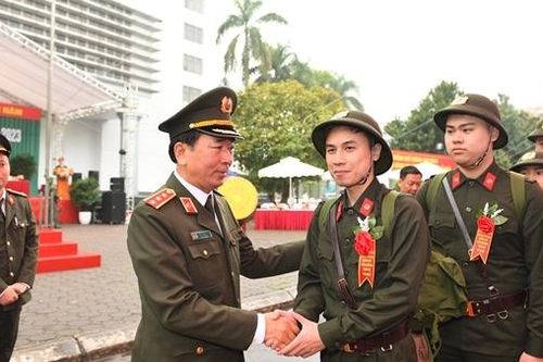 Thứ trưởng Trần Quốc Tỏ dự lễ giao nhận quân tại quận Hai Bà Trưng, Hà Nội