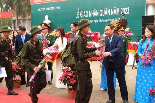 Lễ giao nhận quân của huyện Thường Tín diễn ra trang trọng, nhanh gọn, an toàn