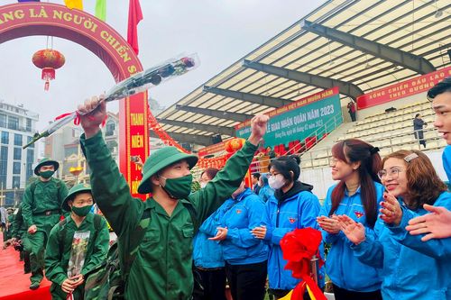 101 tân binh quận Đống Đa hăng hái lên đường nhập ngũ