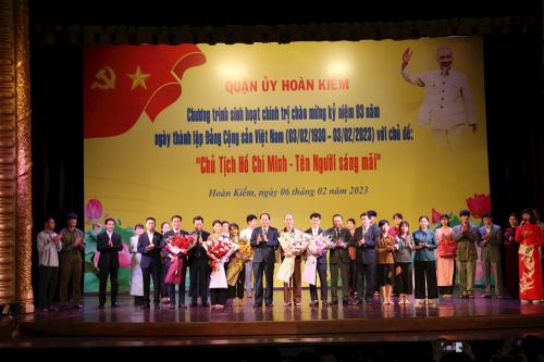 Quận Hoàn Kiếm tổ chức chương trình sinh hoạt chính trị với chủ đề 'Chủ tịch Hồ Chí Minh - tên Người sáng mãi'