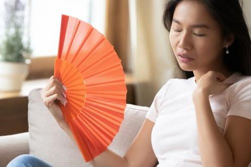 Nhận biết dấu hiệu cơn bốc hỏa ở phụ nữ tuổi mãn kinh để chủ động đối phó