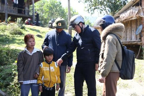 Vào bản dỗ trò đi học và những câu chuyện cảm động về thầy cô miền biên viễn