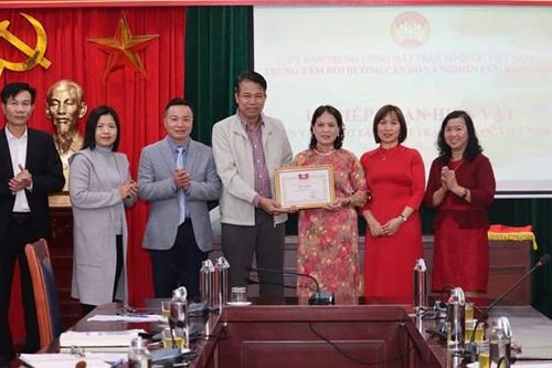 Tiếp nhận hiện vật về cố Chủ tịch Huỳnh Tấn Phát