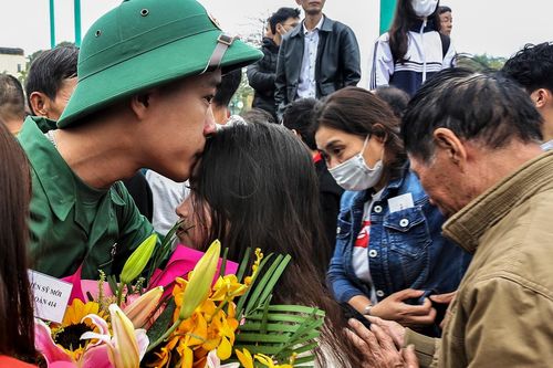 Tân binh bịn rịn hôn tạm biệt người yêu ngày nhập ngũ