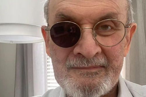 Salman Rushdie cảm thấy may mắn vì sống sót sau vụ hành hung