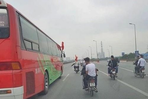 Xe chở tân binh bị bám đuổi
