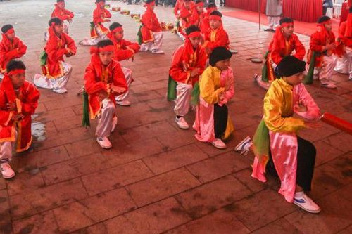 Đến lễ hội quê của Chử Đồng Tử xem múa chữ