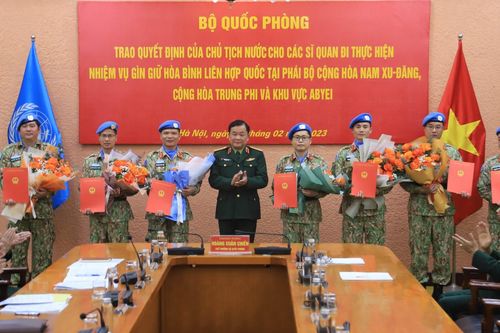 Trao quyết định của Chủ tịch nước cho 7 sĩ quan quân đội gìn giữ hòa bình