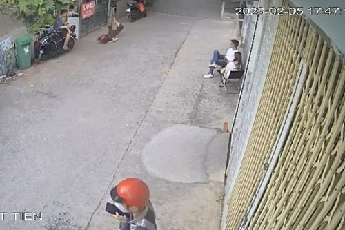 Đi mời cưới, cô gái bị giật điện thoại té đập mặt xuống đường