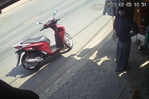 Người phụ nữ đi xe trăm triệu lấy trộm áo ở cửa hàng thời trang