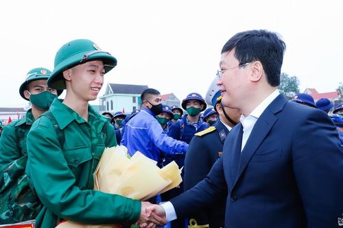 Chủ tịch UBND tỉnh Nguyễn Đức Trung dự lễ giao nhận quân, chúc mừng các tân binh huyện Diễn Châu