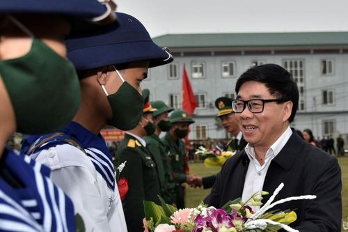 Phó Bí thư Thường trực Tỉnh ủy Nguyễn Văn Thông dự lễ giao nhận quân, chúc mừng các tân binh huyện Quỳnh Lưu