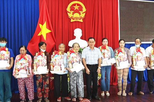 Sở Lao động, Thương binh và Xã hội An Giang tặng quà cho các gia đình chính sách ở TP. Châu Đốc