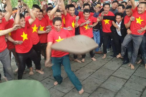 Hơn 200 pháo thủ ở Hải Dương tay lấm lem, ném pháo đất nổ như sấm