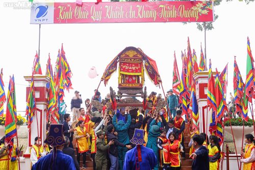 Gần 2 lễ hội/giờ, có phải người Việt chơi nhiều hơn làm?