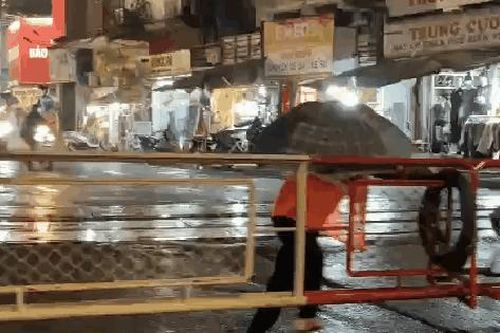 Clip: Không ngán cả tử thần, người dân vô tư băng qua đường tàu khi rào đã kéo