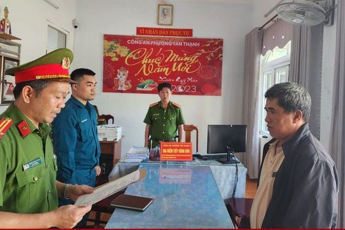 Khởi tố lái tàu chở 17 người bị lật trên vùng biển Cửa Đại